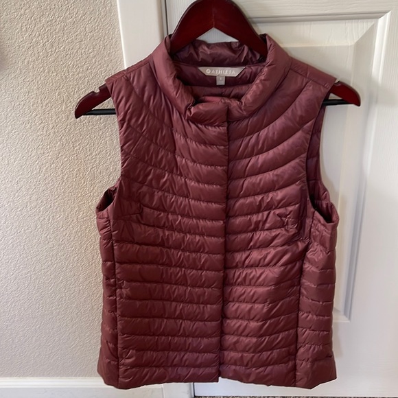 Athletes quilted down vest - Picture 1 of 3
